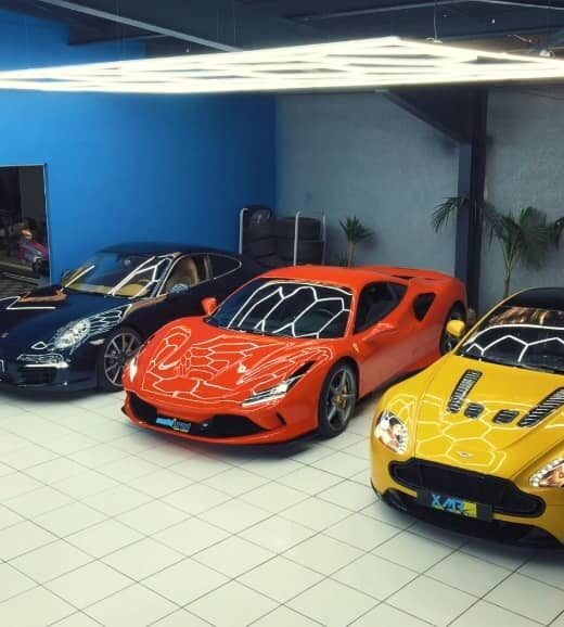 Photo de 3 voitures de sport